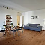 Hostdomus - Lagrange Luxury Apartment